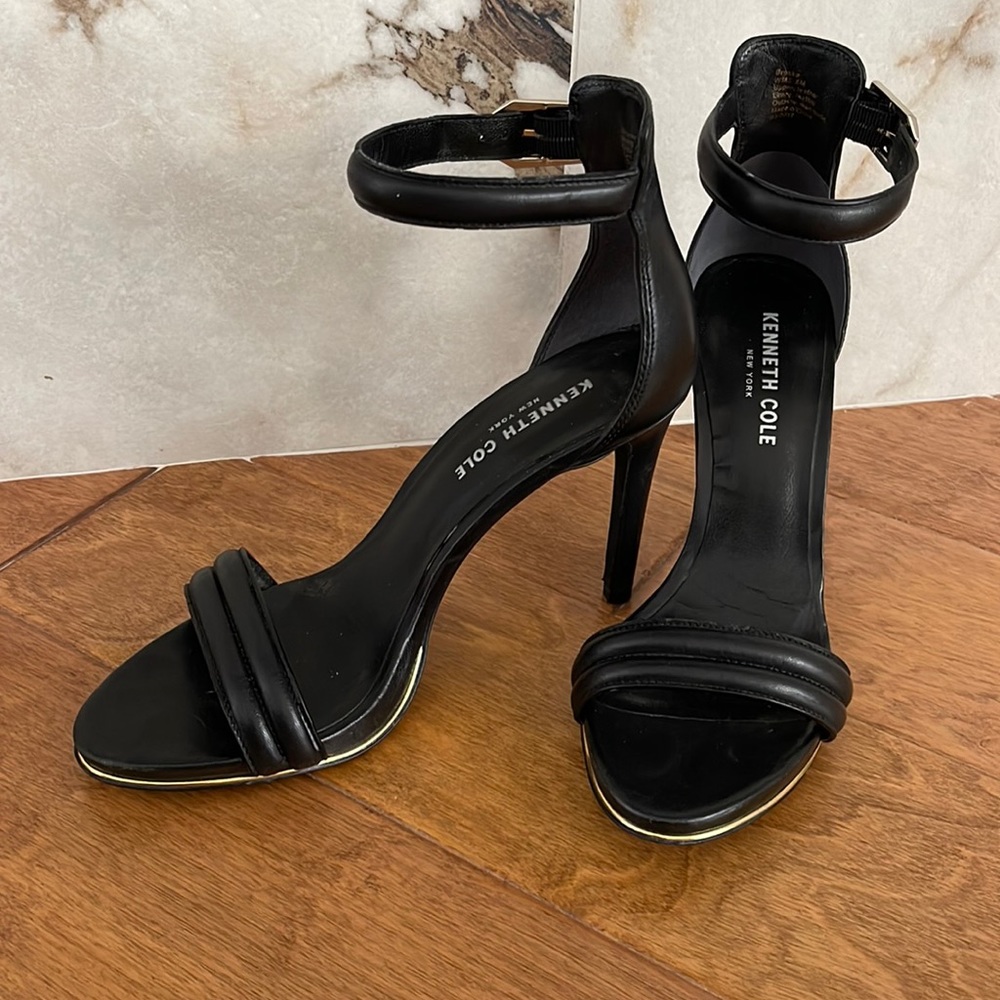 Kenneth Cole Black leather sandals sz 8